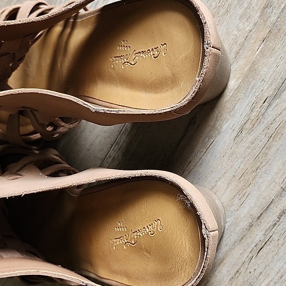 Universal Thread tan mules - Picture 4 of 8